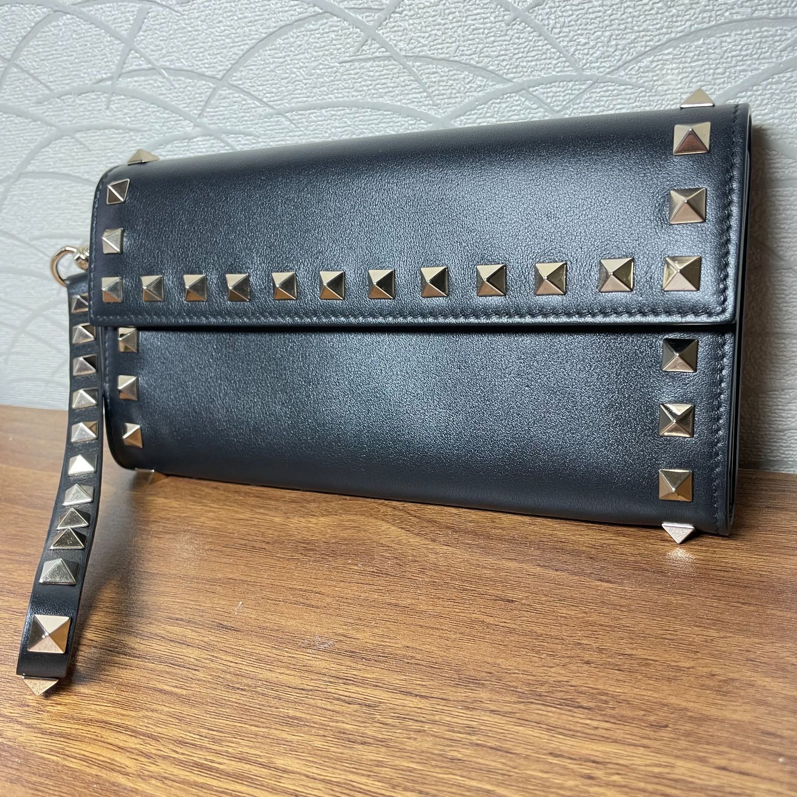 極美品】VALENTINO GARAVANI ロックスタッズ 長財布 ブラック - メルカリ