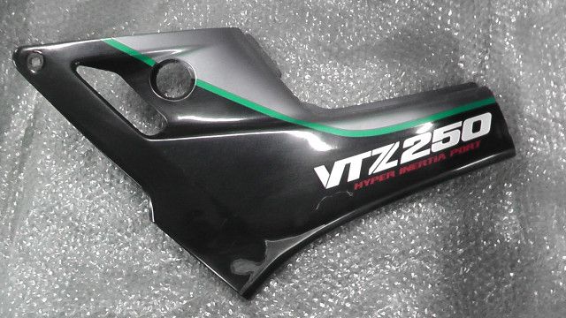 VTZ 250 MC 15 1101 xxx の サイドカウル 左