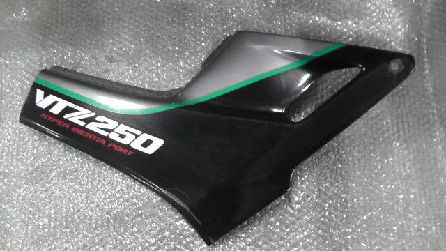 VTZ 250 MC 15 1101 xxx の サイドカウル 右