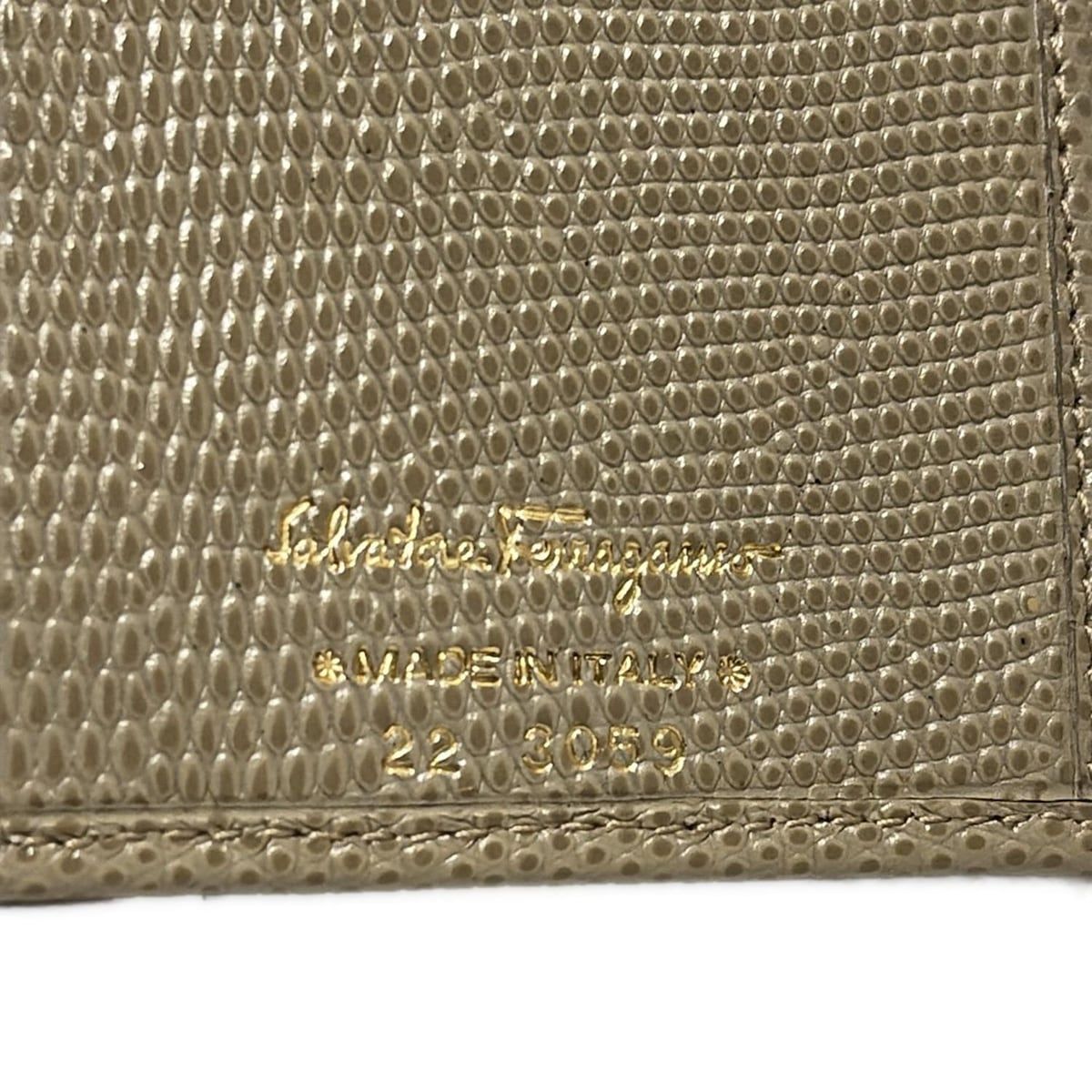  FERRAGAMO SalvatoreFerragamo サルバトーレフェラガモ 長財布 ヴァラ ベージュ 型押し加工 レザー その他 小物