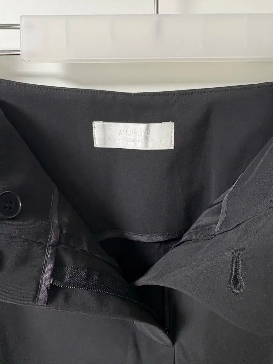 カーブシルエットパンツ