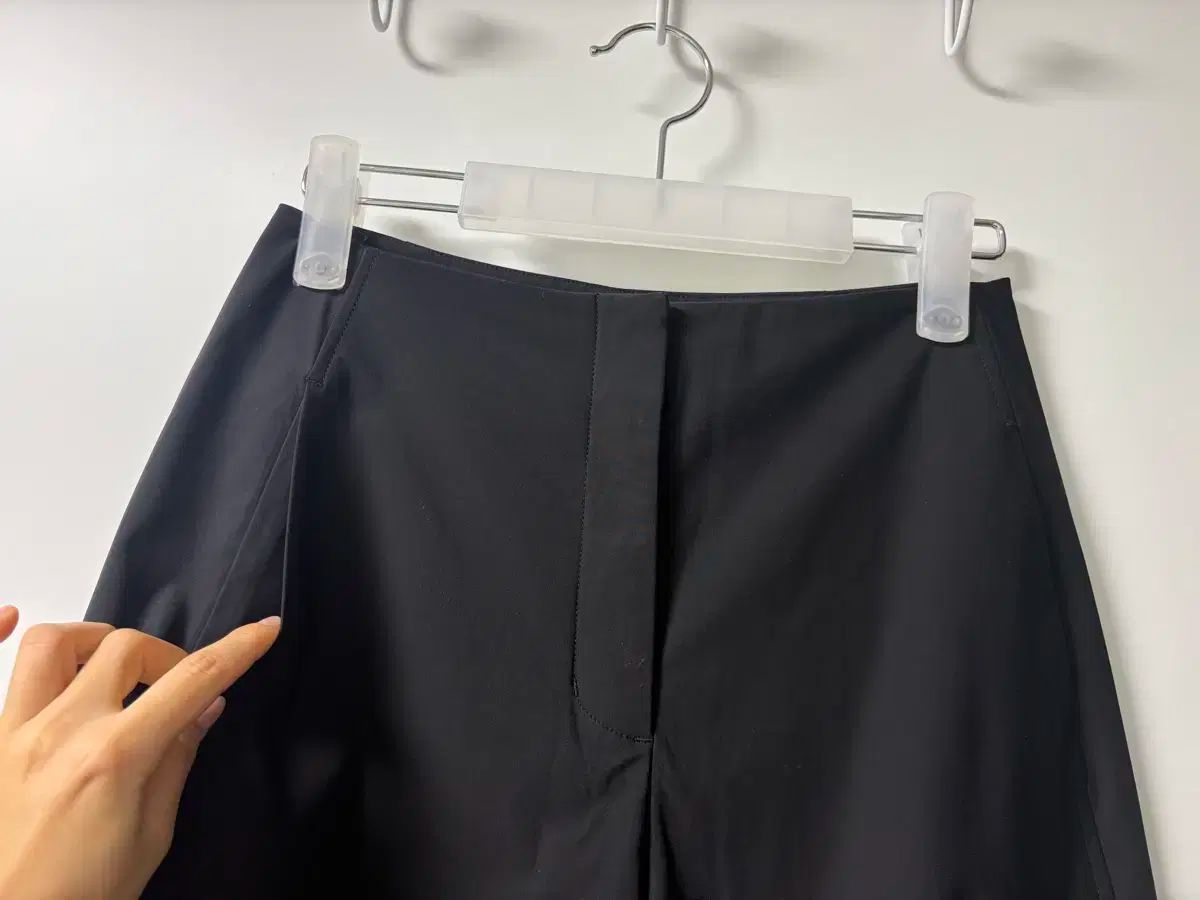 カーブシルエットパンツ