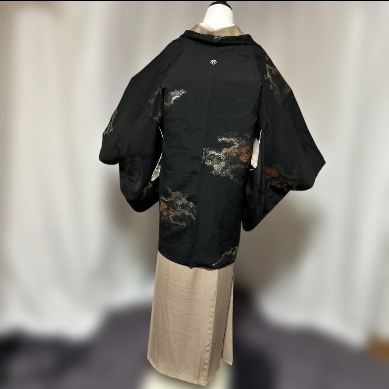  近い 袷 正絹 お召し 紋付 黒羽織 ゆったり 裄67.5 cm Near- Excellent Lined Silk Omeshi Black Haori with Crest Relaxed Fit 26.6 in 羽織 着物 浴衣