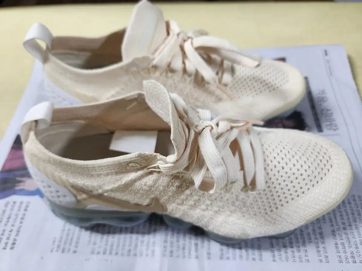 ナイキ エア ヴェイパーマックス フライニット 2 ライトクリーム ウィメンズ サイズ 240