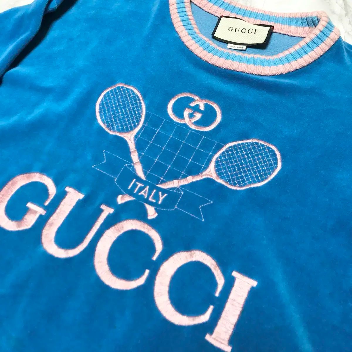 グッチ ツアーベルベット スウェット オーバーサイズ クロップド Tシャツ