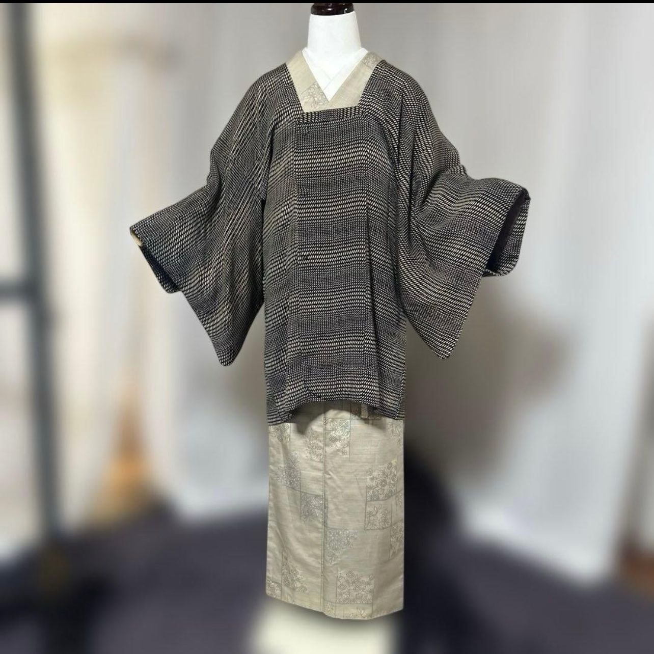 近い 袷 正絹 綸子 縮緬 道行 黒 ベージュ Near Un Silk Rinzu Chirimen Michiyuki Coat Black - Beige Lined Kimono Jacket Excellent Condit