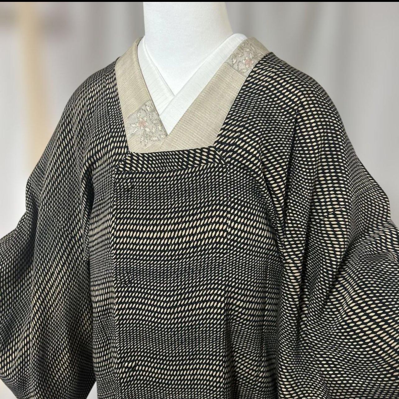  近い 袷 正絹 綸子 縮緬 道行 黒 ベージュ Near Un Silk Rinzu Chirimen Michiyuki Coat Black - Beige Lined Kimono Jacket Excellent Condit 羽織 着物 浴衣