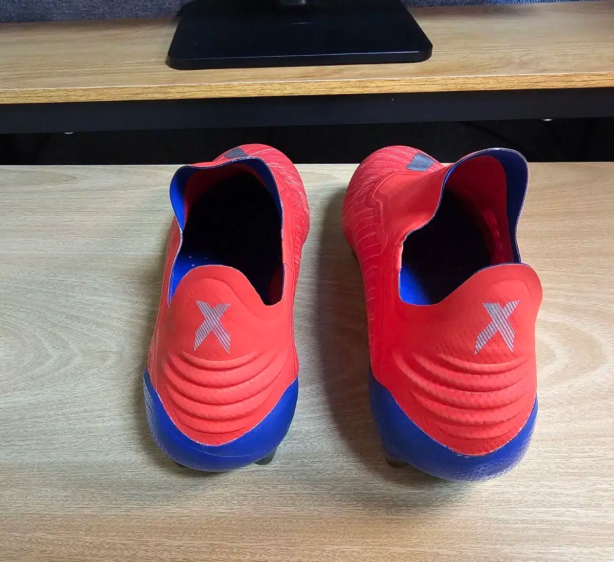 255 サッカーシューズ アディダス X 18