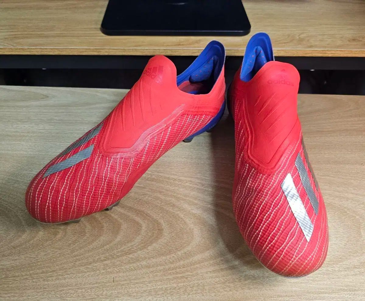 255 サッカーシューズ アディダス X18