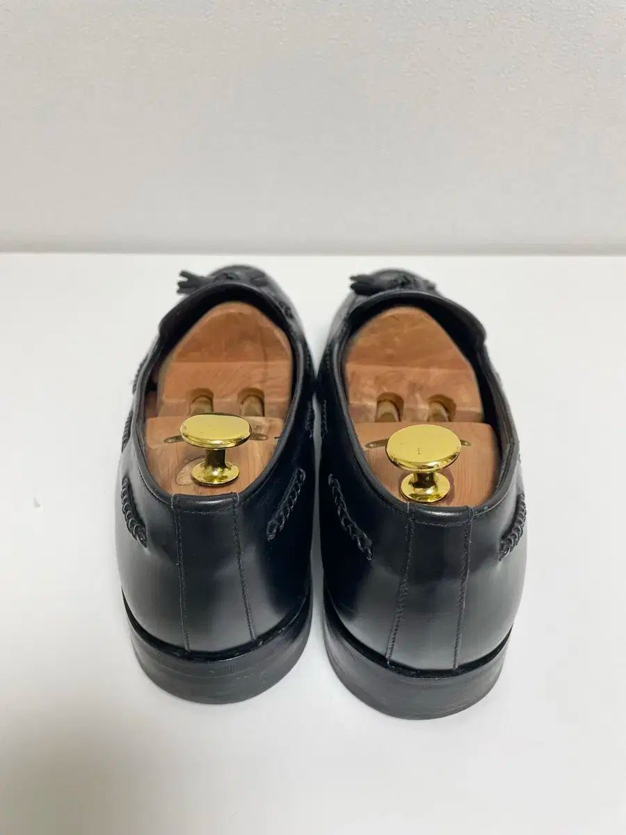 タッセルローファー