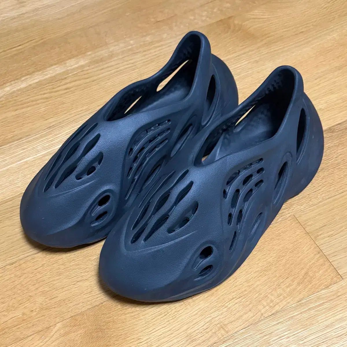 イージー フォームランナー ブラック 285