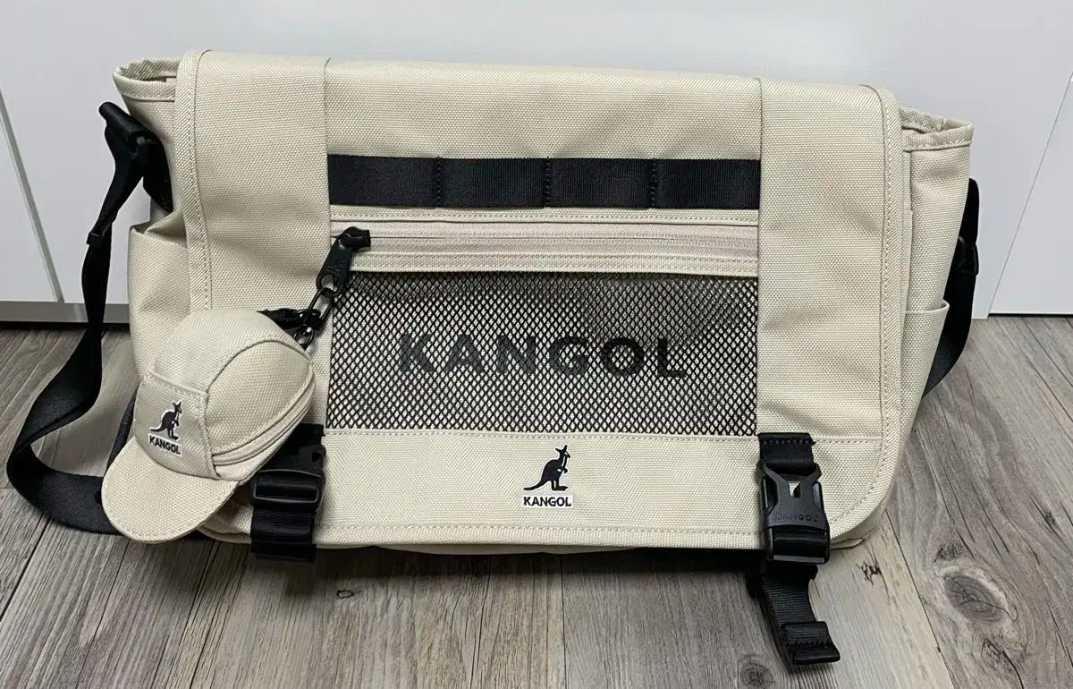 カンゴール メッセンジャーバッグ アイボリー ミニ帽子 ベージュ