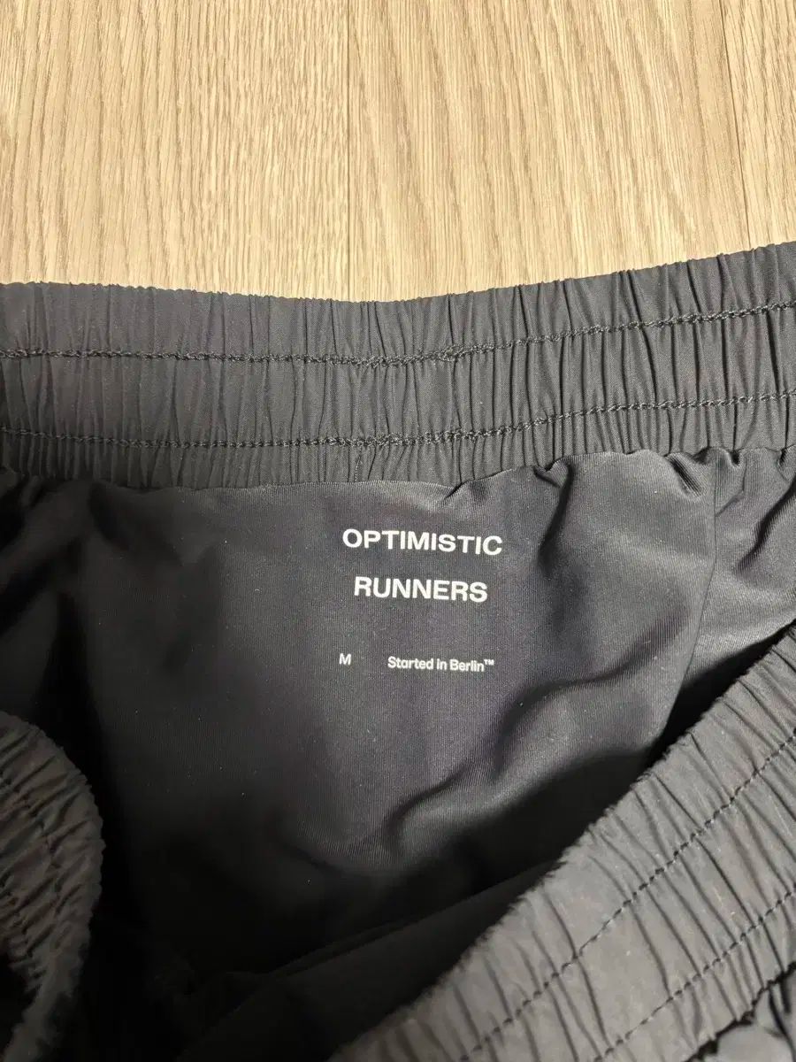 オプティミスティックランナーズ マット ナイロン ショーツ ブラック M