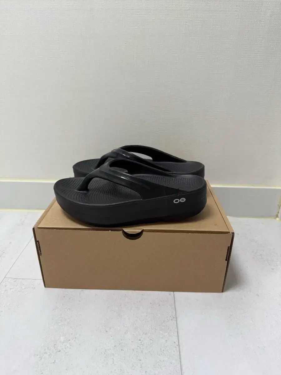  ウーフォス ウララ オメガ フラットフォーム ビーチサンダル ブラック 240 サンダル サンダル ミュール