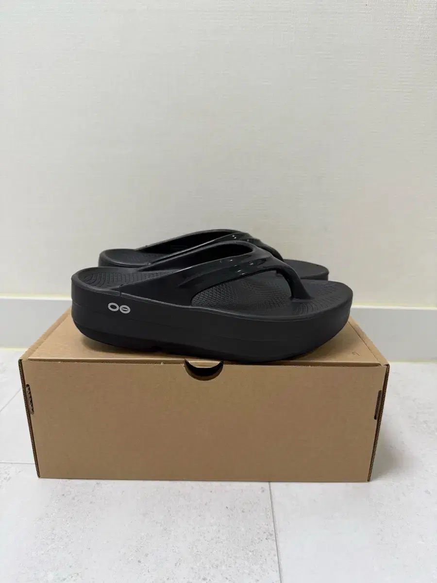 ウーフォス ウララ オメガ フラットフォーム ビーチサンダル ブラック 240