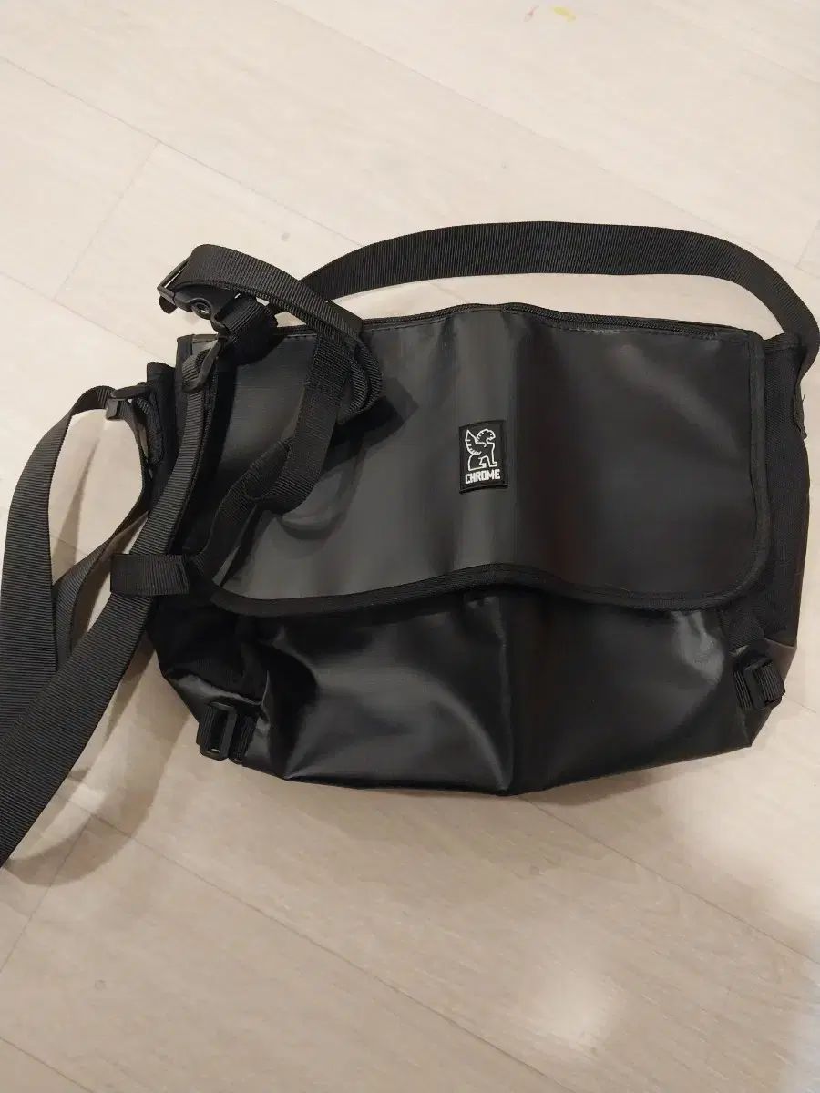 クロム ブラック メッセンジャーバッグ