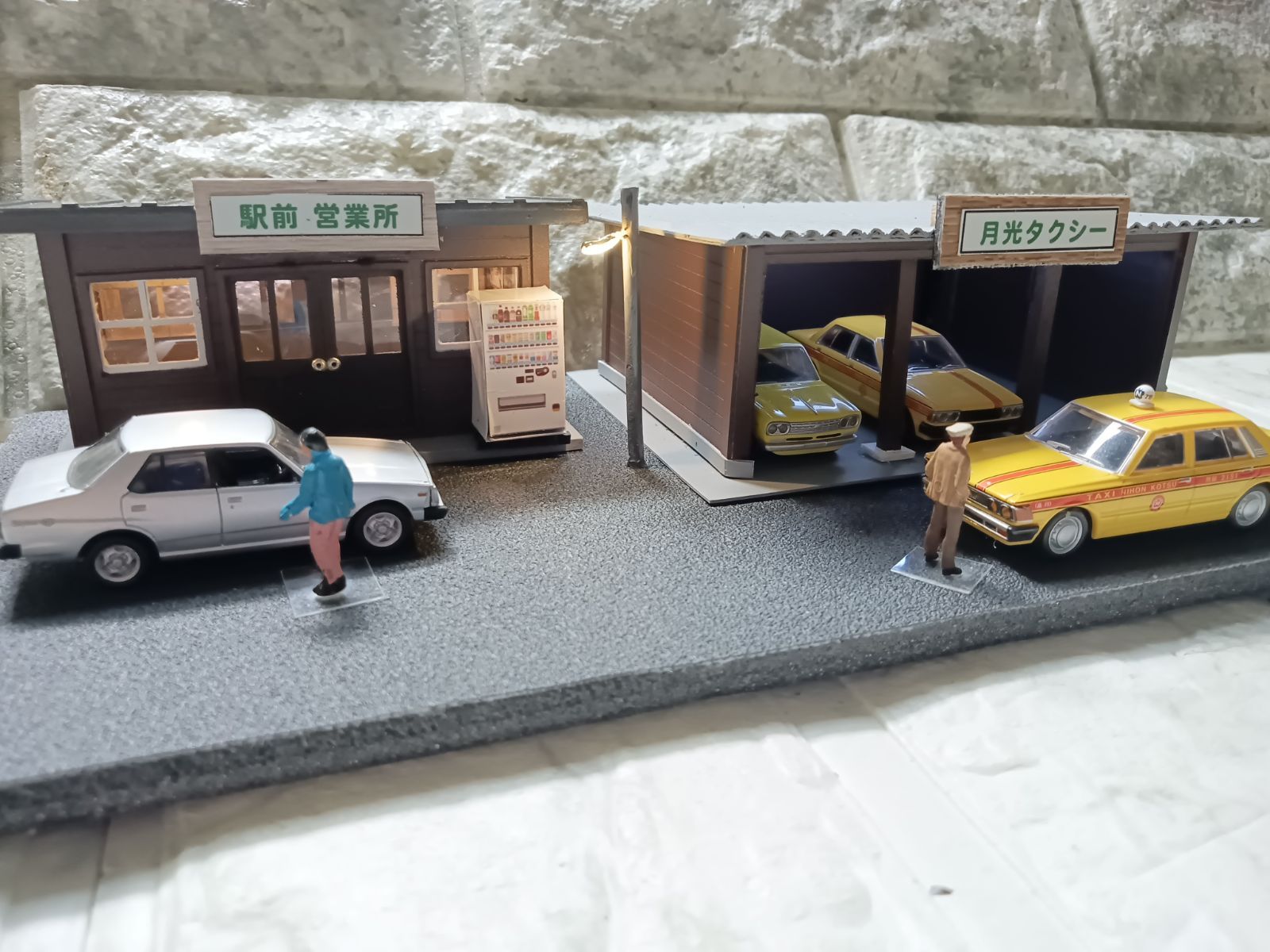 HOゲージ 夜景 駅前タクシー ガレージ-営業所 2棟セット着色完成品 ストラクチャー 田舎の駅前タクシーストラクチャー