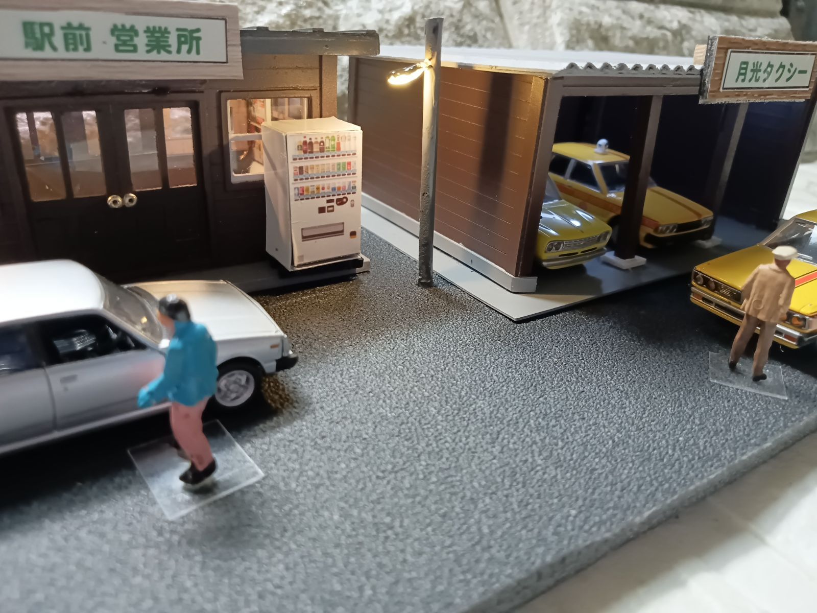 HOゲージ 夜景 駅前タクシー ガレージ 営業所 2棟セット着色完成品 ストラクチャー 田舎の駅前タクシーストラクチャー