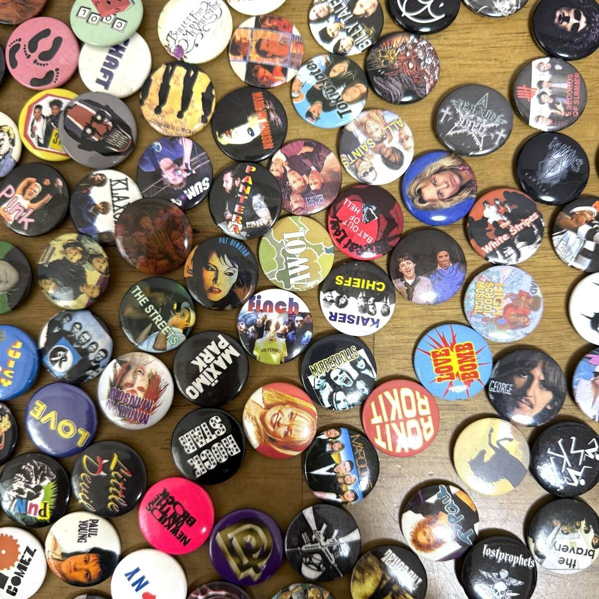 100個 缶バッジ ロックバンド R-B セット 大量 まとめて バッチ USA アメリカン 洋楽 俳優 音楽 英語 古着 ディスプレイ バッグ 卸売 店舗 什器 アメカジ 素材 雑貨 アーティスト 歌手 ロゴ イギリス 英国 ガレージ ポップ