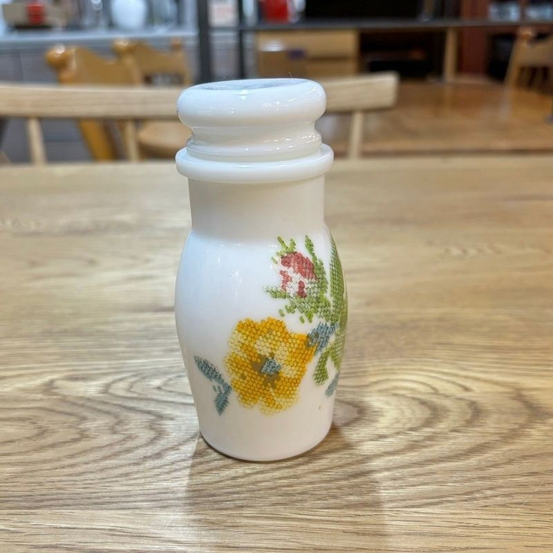 ミルクガラス 調味料入れ 4点セット スパイスボトル 保存容器 蓋付き