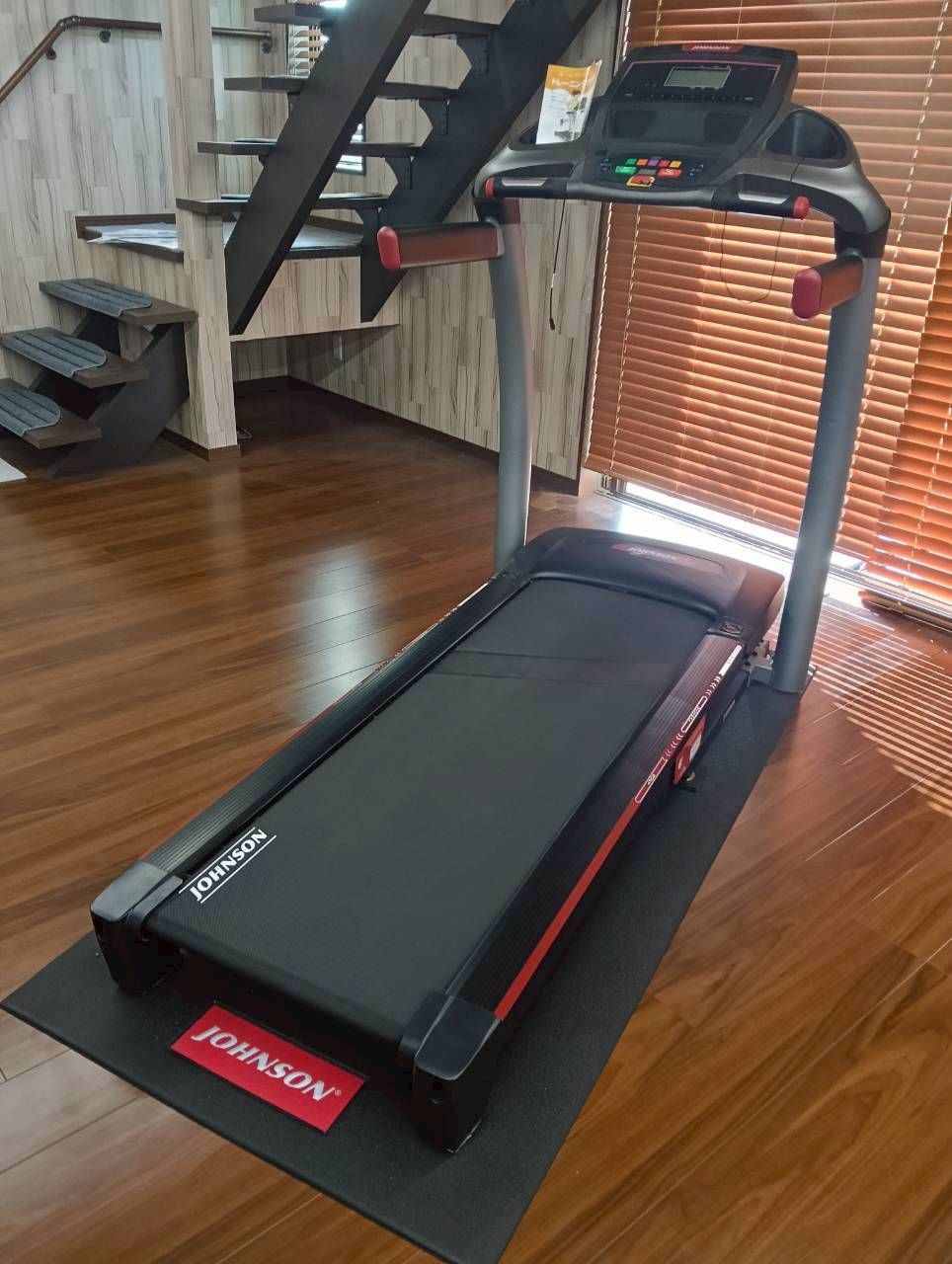 姫路引取 JOHNSON トレッドミル 8.1 T 折畳み ルームランナー ランニング マシン 2511 O