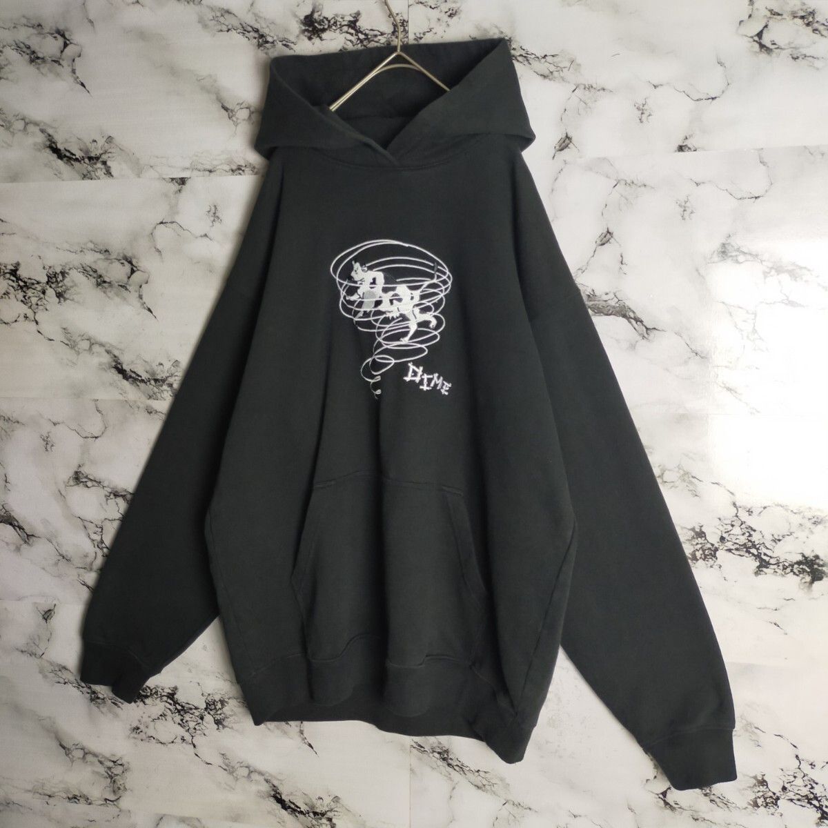 【超人気モデル・即完売Lサイズ】ファットランク☆ビッグ刺繍ロゴパーカー2516. 人気Lサイズ】ダイム☆刺繍ロゴ入りパーカー 即完売 入手困難 人気