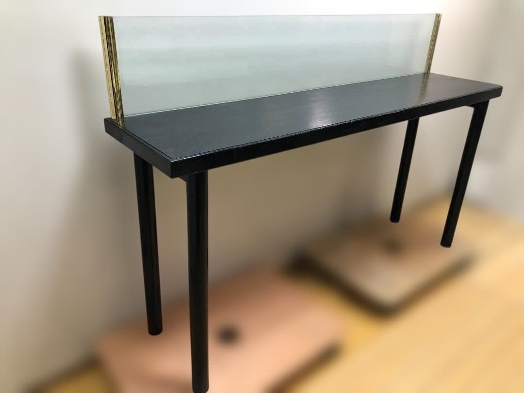 店舗什器 ハイカウンター テーブル ガラス間仕切り 真鍮調フレーム 美容室 受付 サロン 事務所 店舗内装 251109-1-