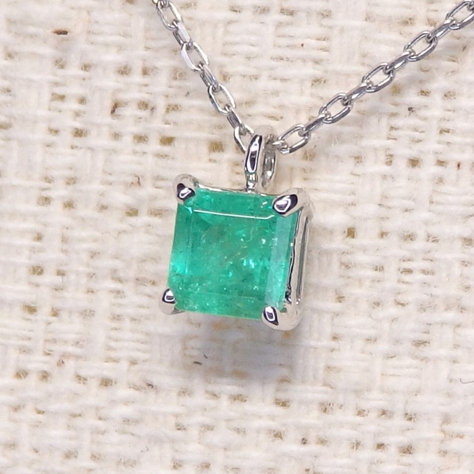 エメラルド ネックレス チェーン付き Z 5940 0.24 ct プラチナPt シンプル 四角