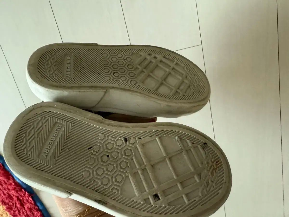 バーバリーキッズスニーカー