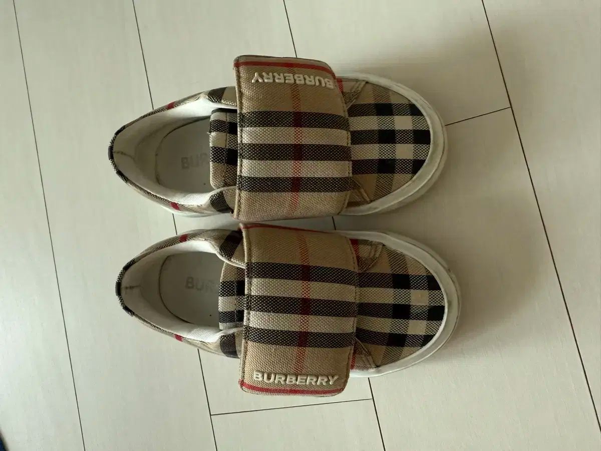 バーバリーキッズスニーカー