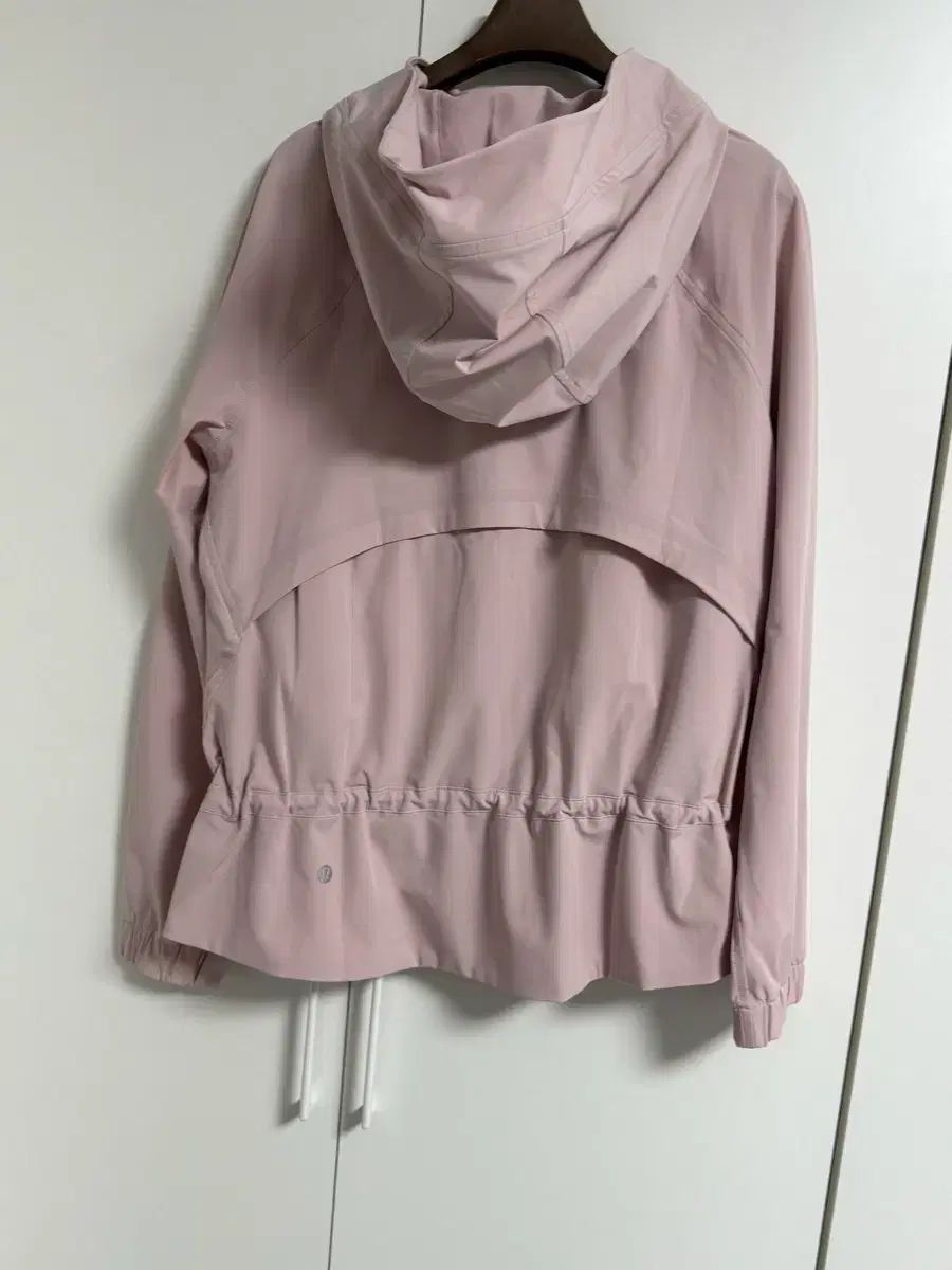 ルルレモン ウィンドブレーカー