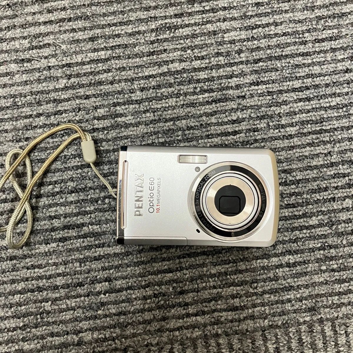 【完動品】PENTAX Optio E60 コンパクトデジタルカメラ備品付き Amazon | PENTAX デジタルカメラ Optio (オプティオ) E60 シルバー