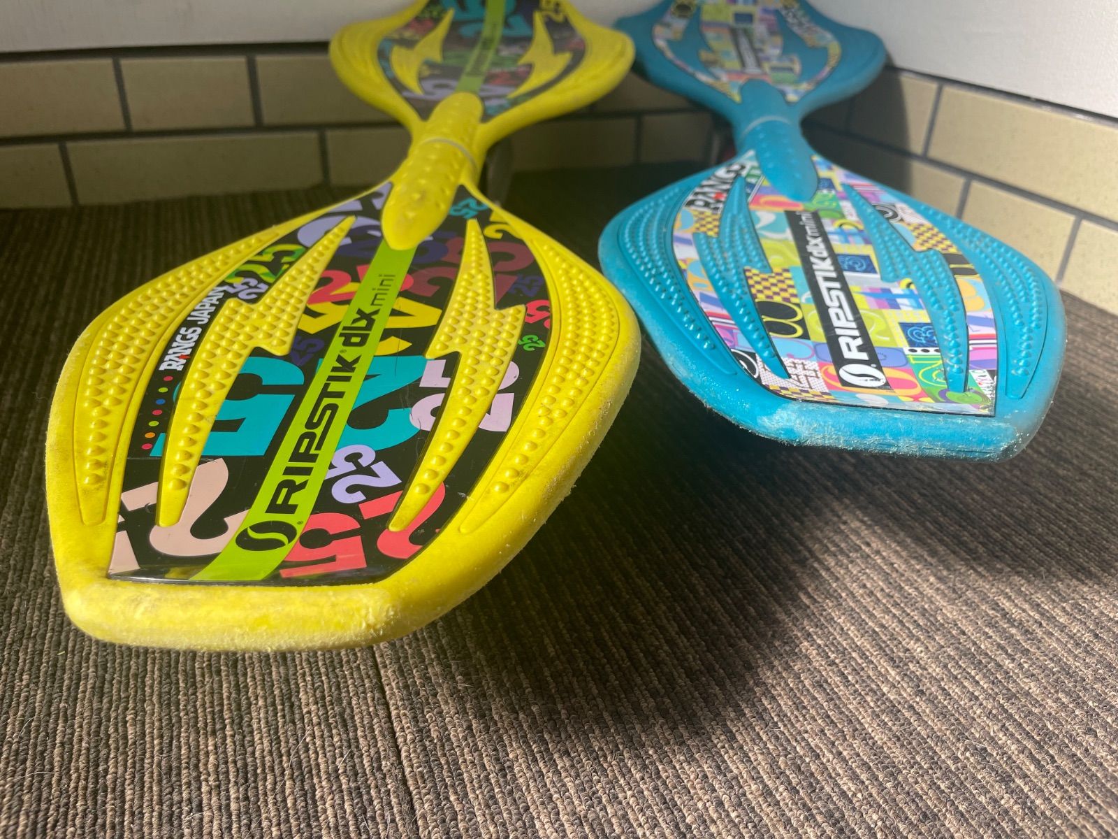 イエロー-アクアブルー