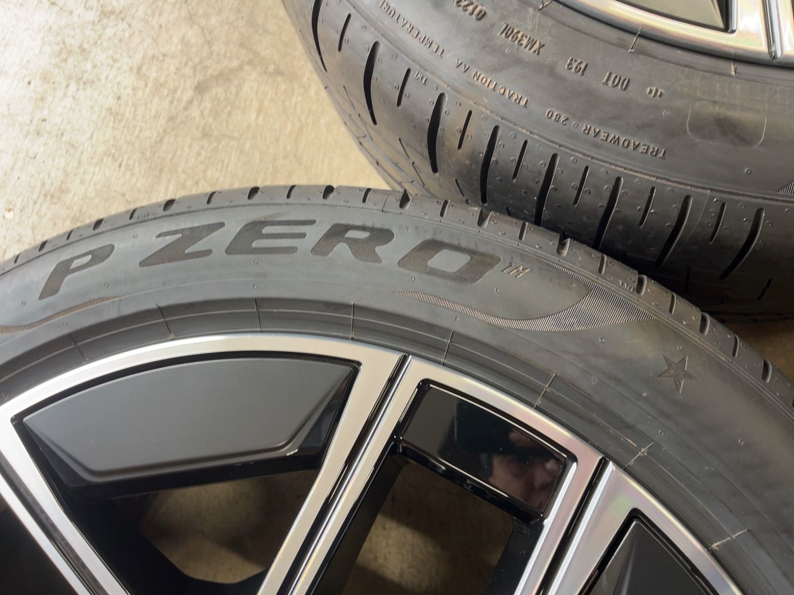  BMW G 70 7シリーズ 新車外し 空気圧センサー付 20インチ 4本セット 20インチ タイヤ ホイールセット