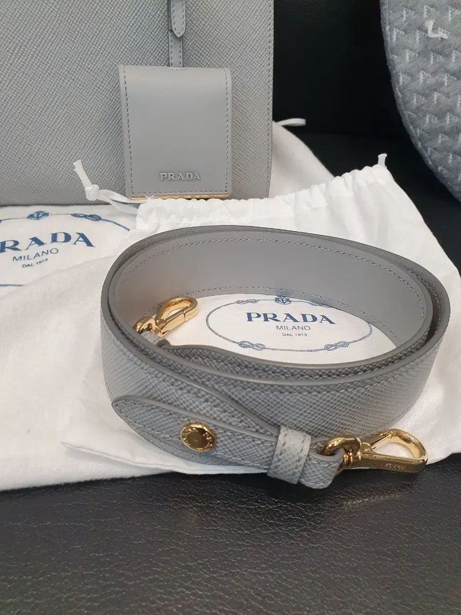 プラダ サフィアーノ バッグ ストーン ストラップ