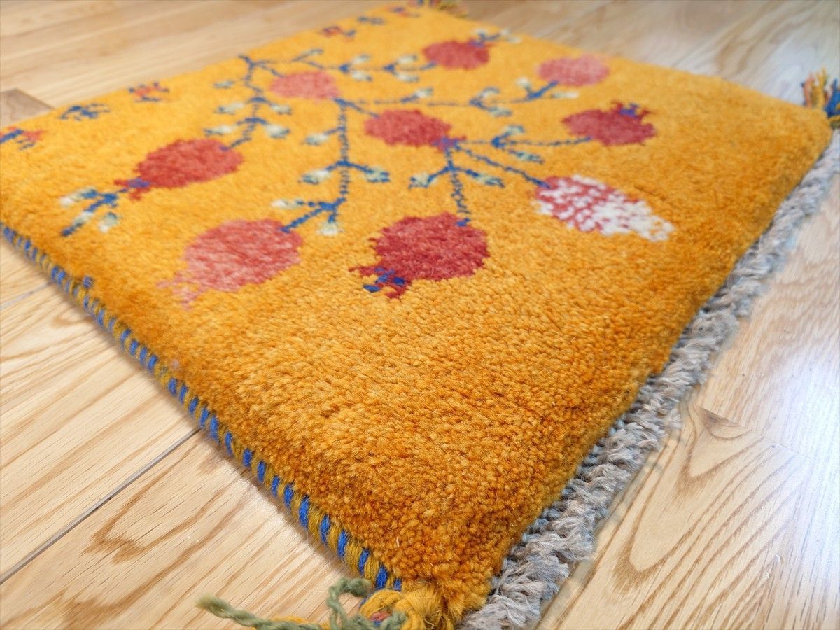 ペルシャ ギャッベ ミニマット 横42x40㎝ ザクロの実 黄金色 AJ28107