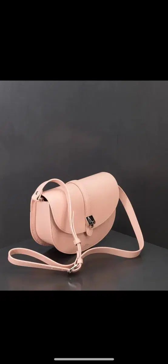 A.P.C. アーペーセー イシルドバッグ ローズ