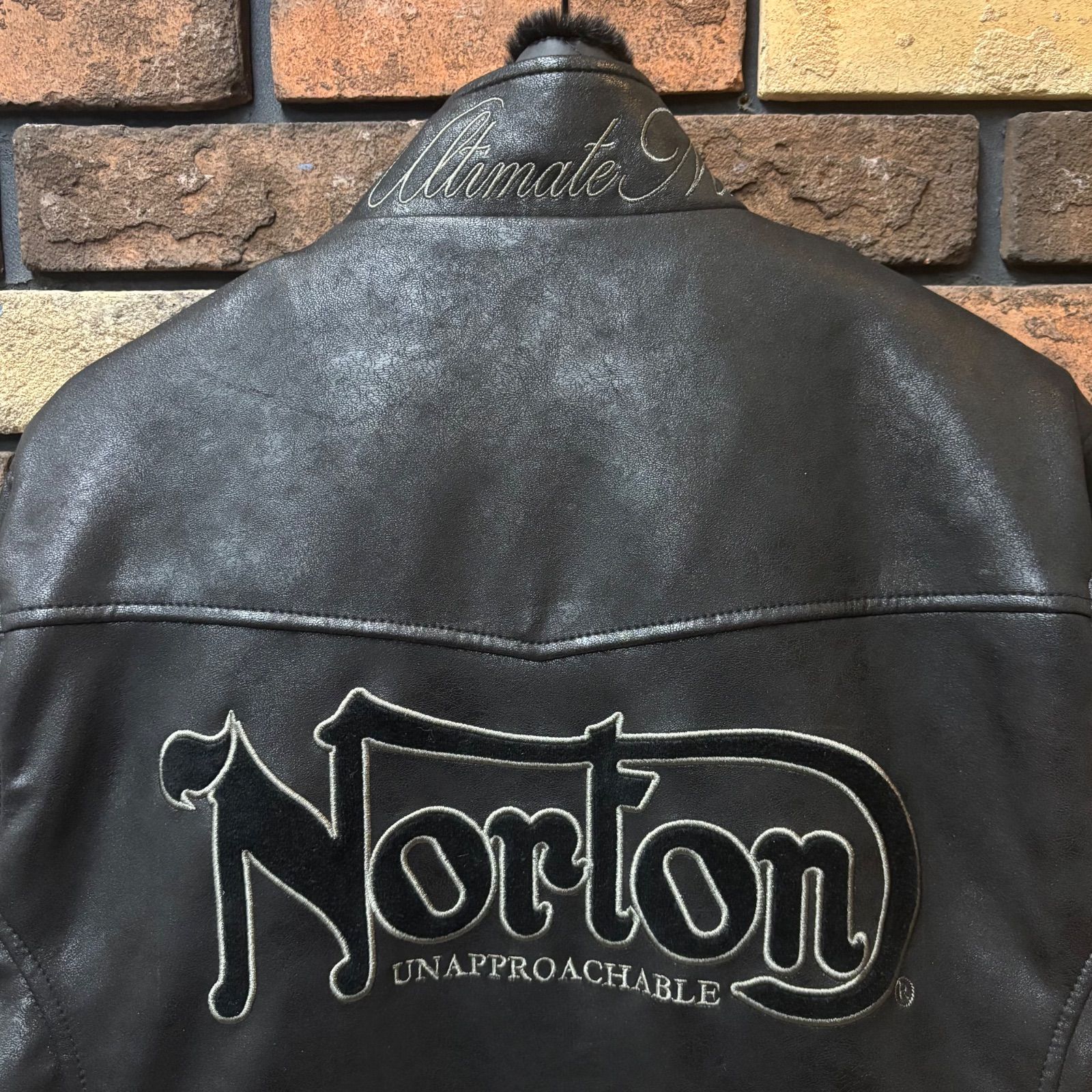 Norton/ノートン】ライナーベスト付きムラPUライダース 刺繍 ファー