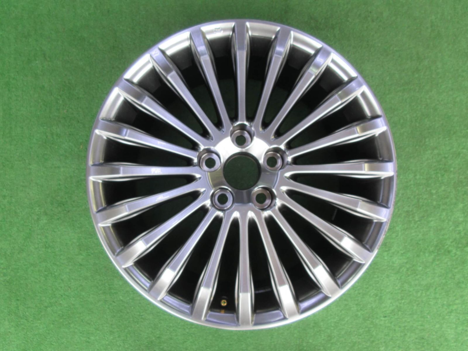 トヨタ 220系クラウン純正ホイール 8J-18 5H114.3 +40 1本のみとなり