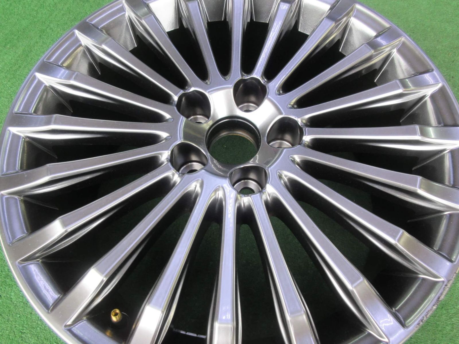  トヨタ ２２０系クラウン ホイール 8 J 18 5 H 114 3 40 1本のみとなります 18インチ ホイール