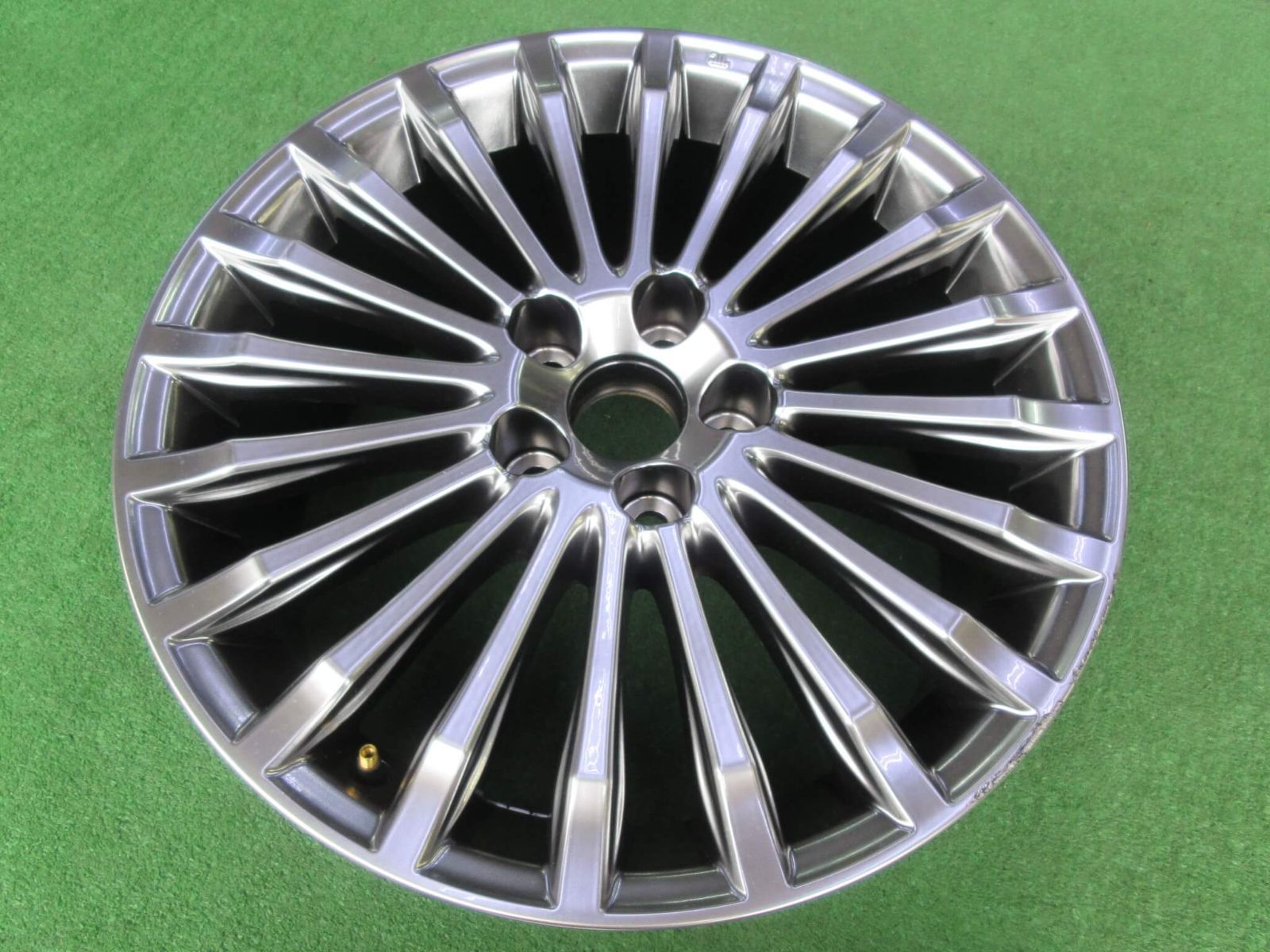 トヨタ ２２０系クラウン ホイール 8 J 18 5 H 114 3 40 1本のみとなります