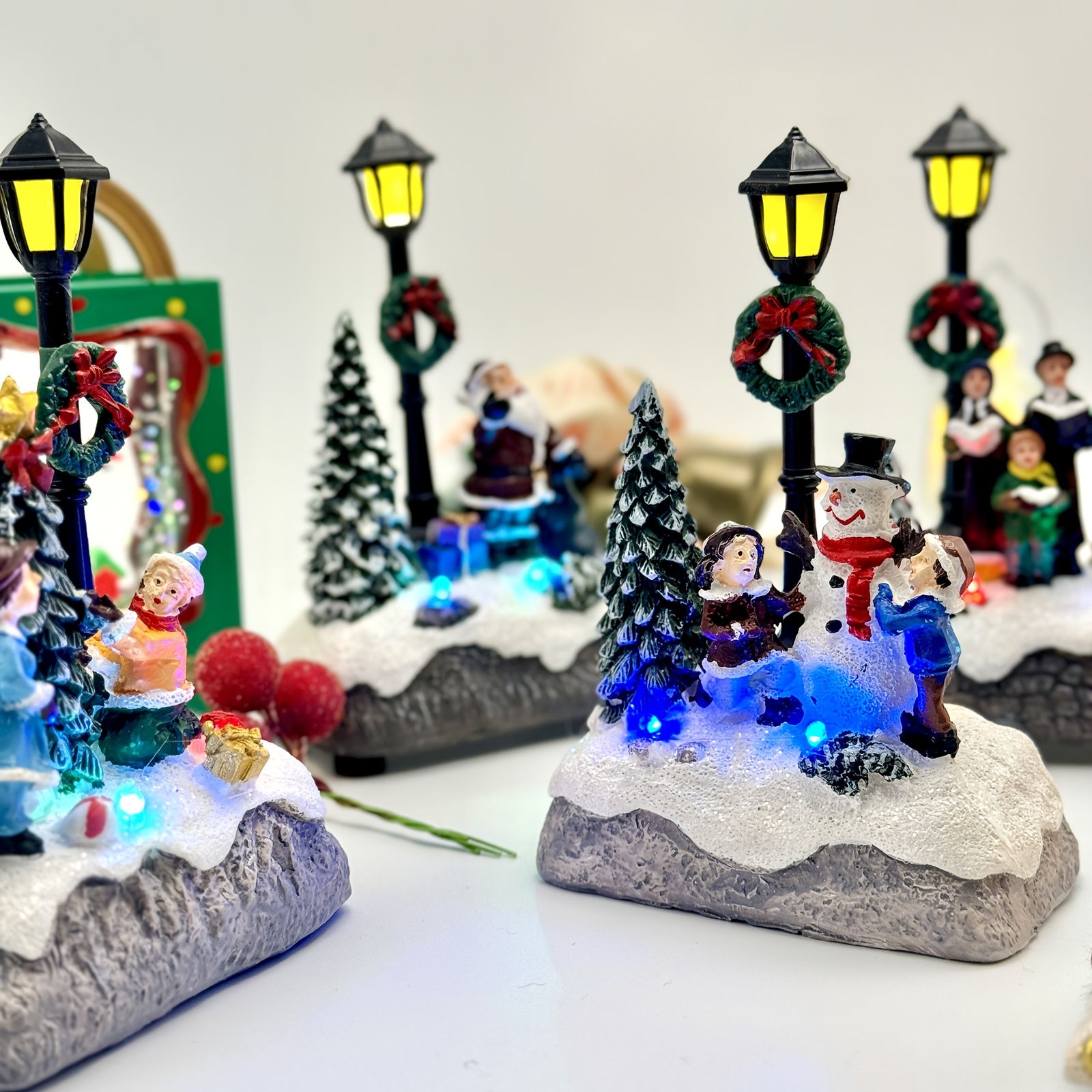 光るクリスマス村】4点セット 樹脂製ミニチュア ジオラマ 乾電池式LED