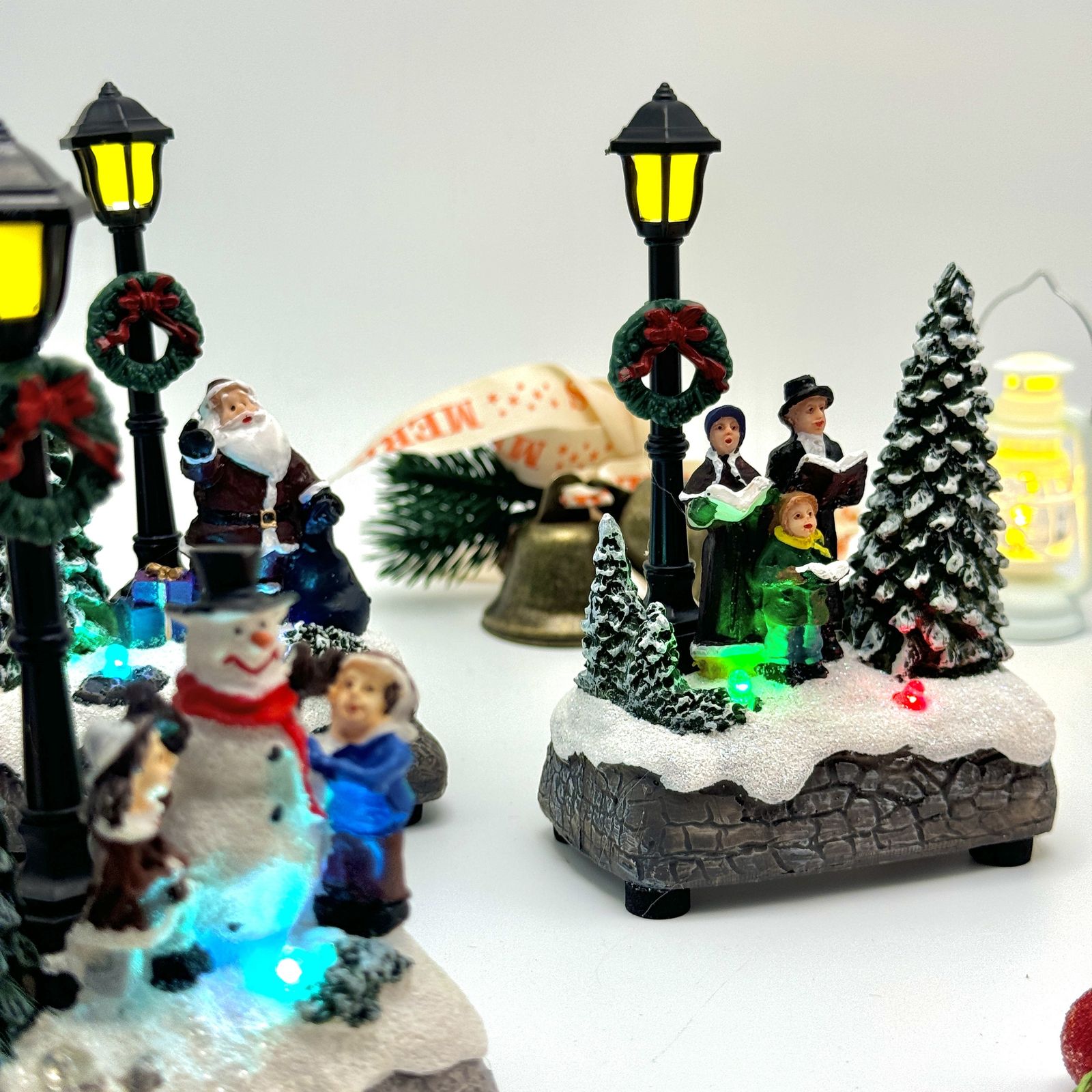 光るクリスマス村】4点セット 樹脂製ミニチュア ジオラマ 乾電池式LED