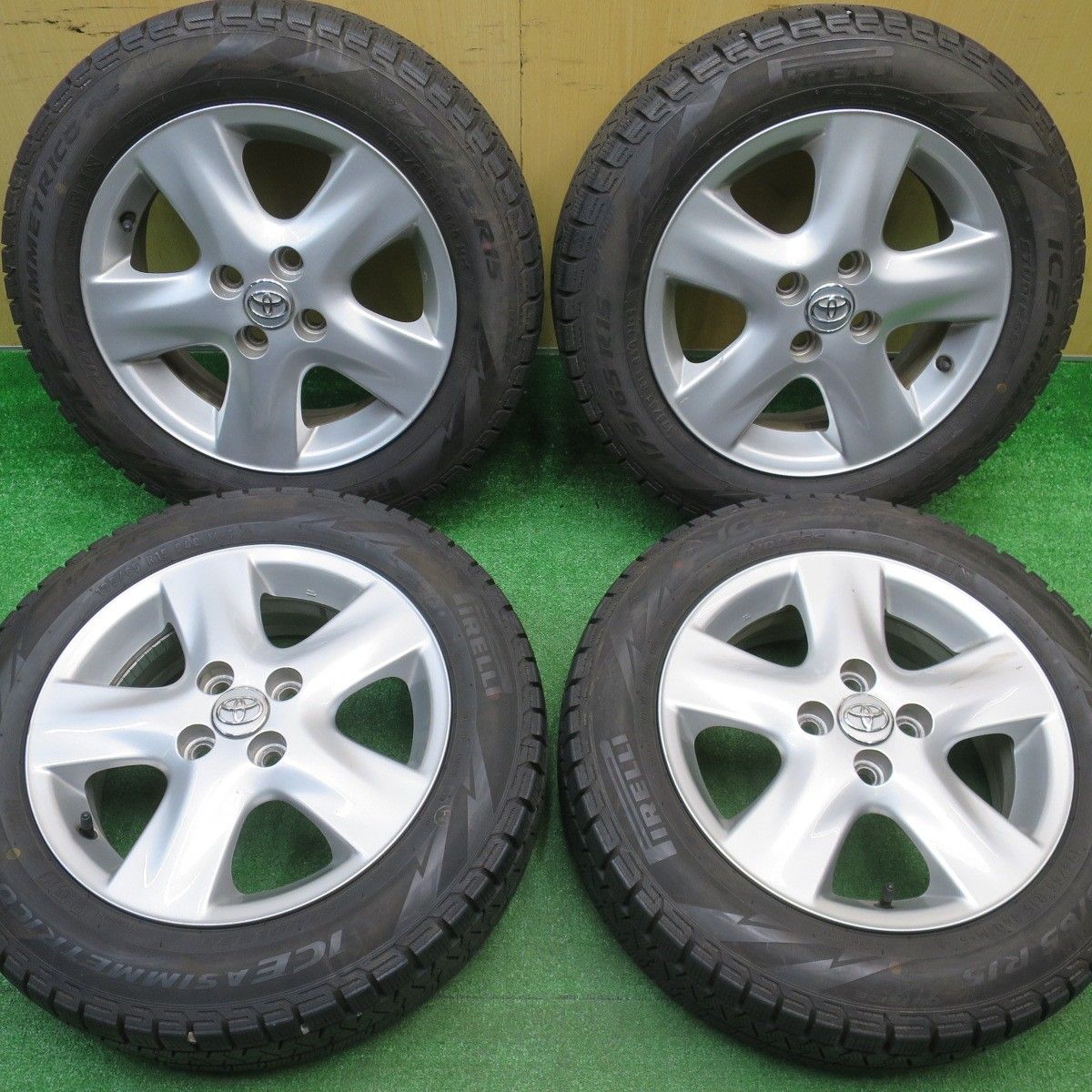 バリ溝！8.5分☆トヨタ ヴィッツ 純正 175/65R15 スタッドレス ピレリ 