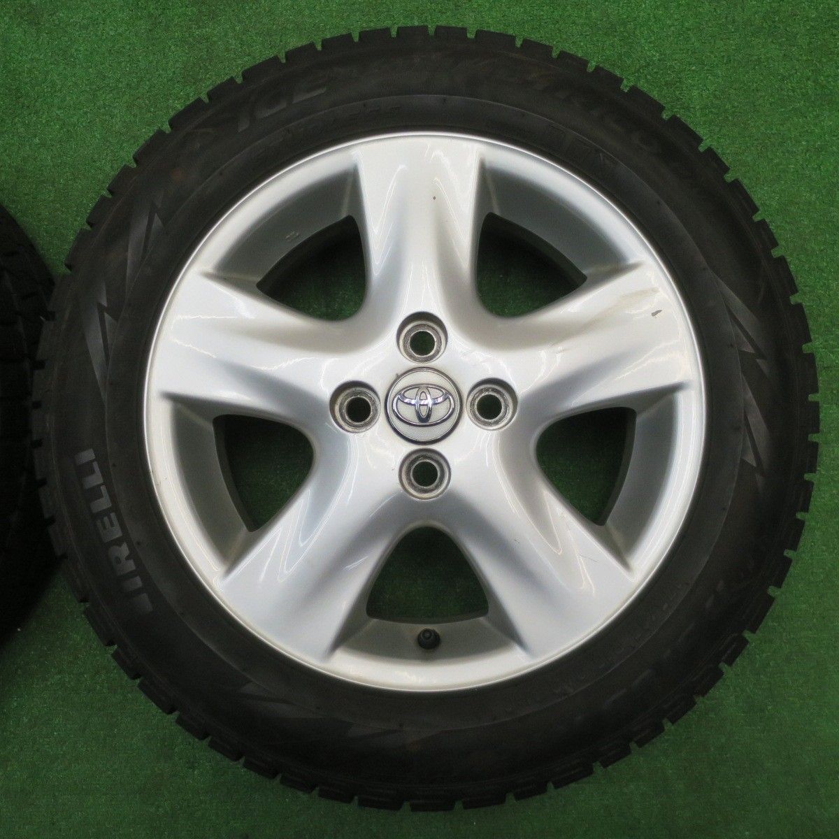 バリ溝 8 5分 トヨタ ヴィッツ 175 65 R 15 スタッドレス ピレリ アイスアシンメトリコ プラス 15インチ PCD 100 4 H ス