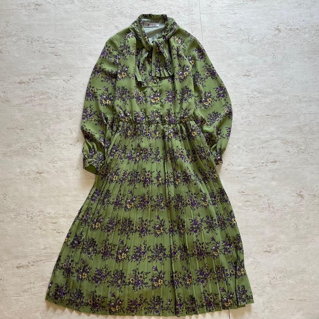 ボウタイリボンと金ボタンの上品デザイン