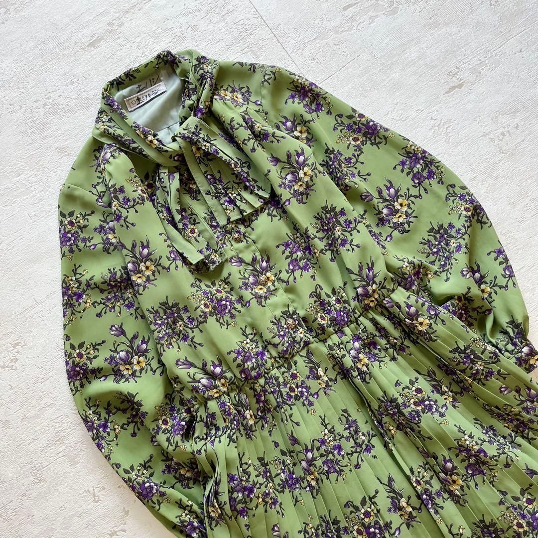 紫花柄プリーツワンピース ボウタイリボンと金ボタンの上品デザイン