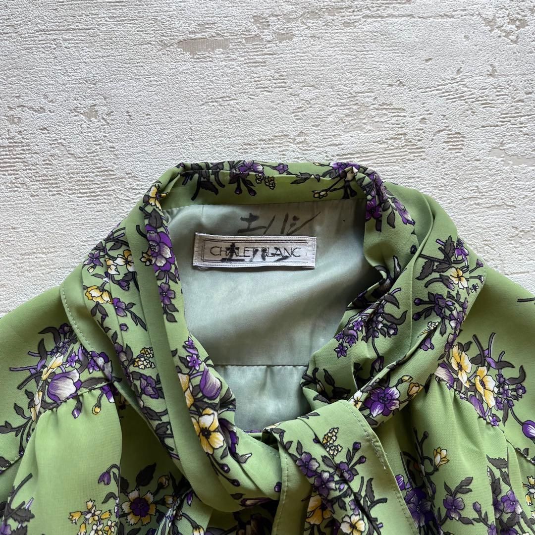 紫花柄プリーツワンピース ボウタイリボンと金ボタンの上品デザイン