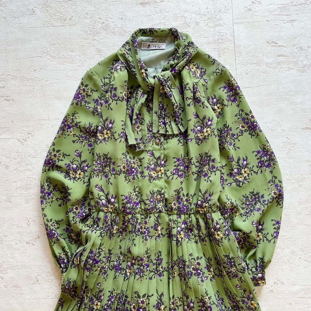 昭和レトロ 緑 紫花柄プリーツワンピース ボウタイリボンと金ボタンの上品デザイン