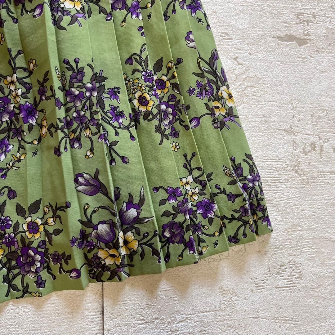 緑 紫花柄プリーツワンピース